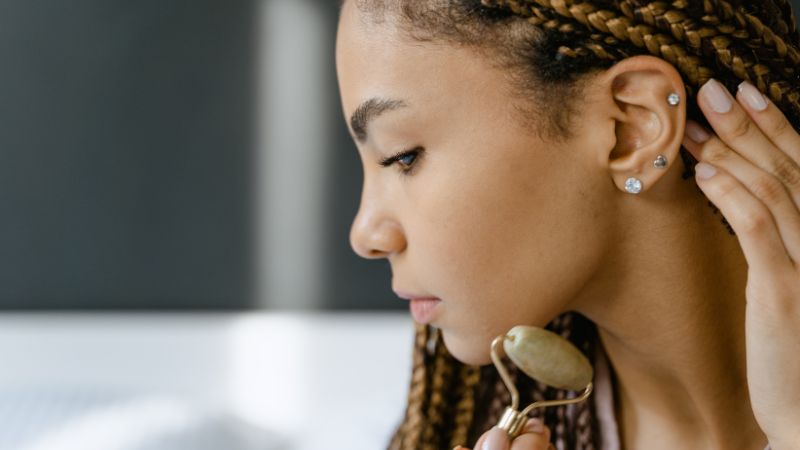 how to use a facial roller